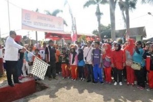 Bupati Kuningan saat melepas gerak jalan santai di Kecamatan Cigugur.